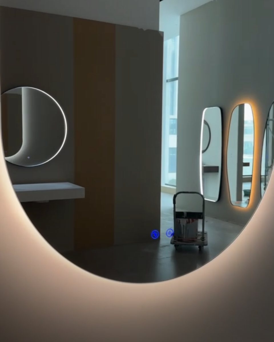 大号拱形背光 LED 浴室镜 - 壁挂式防雾 IP44 化妆镜